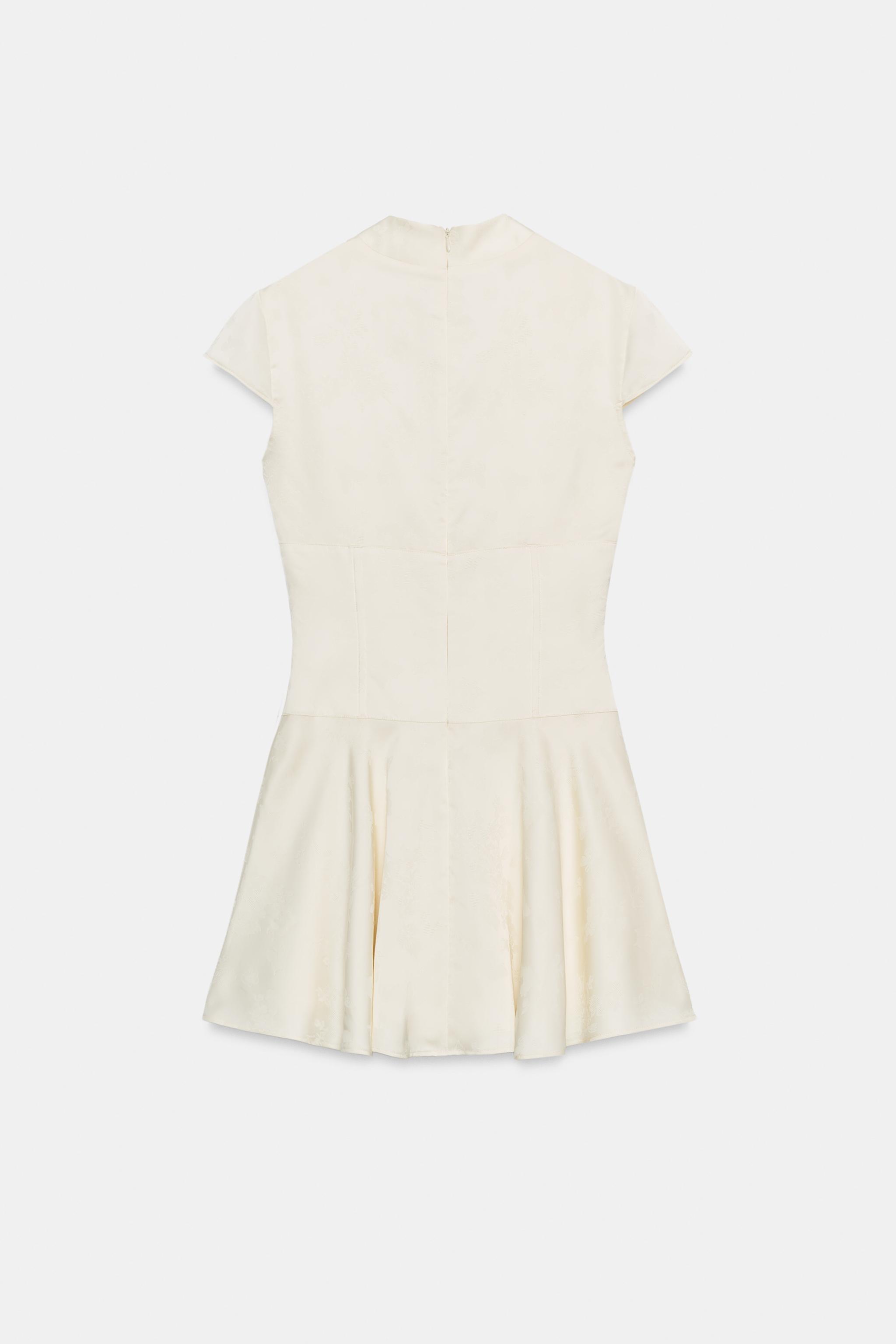 ROBE COURTE EN SATIN JACQUARD À BOUTONS